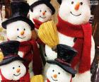 Πέντε χιονάνθρωπους με κασκόλ, καπέλο και σκούπα